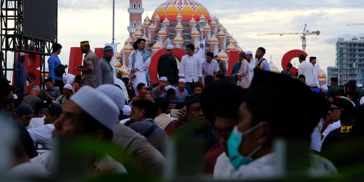 Para peserta yang beraktivitas di depan Masjid 99 Kubah atau Masjid Asmaulhusna, Rabu (13/03).