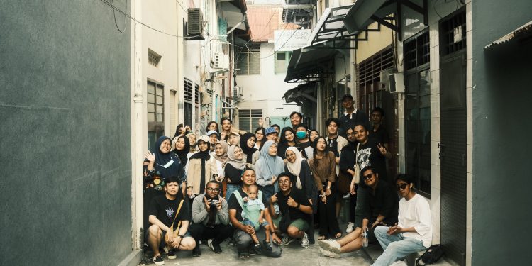 Sesi foto bersama Teman Jalan Edisi 22 yang diambil di tengah gang. Sumber: Dokumentasi Pribadi