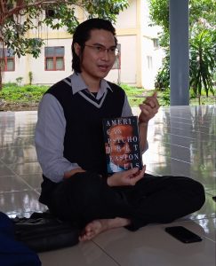 Salah seorang peserta diskusi sedang menjelaskan buku yang telah dia baca sebelumnya. Sumber: Dokumentasi Pribadi.