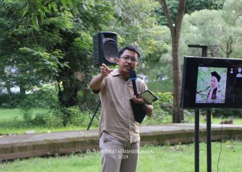 Rahmadani Fauzi terlihat menampilkan contoh foto kepada peserta kelas, Jumat (22/03). Sumber: Dokumentasi Pribadi.