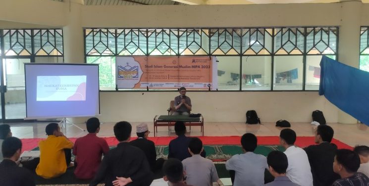 Nampak para peserta mendengarkan kajian yang dibawakan oleh pemateri. Sumber: Dokumentasi Pribadi.