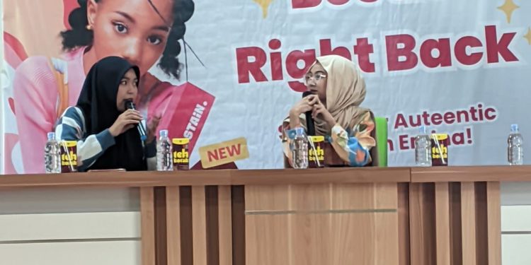 Selebgram Makassar Ajak Mahasiswa Unhas Bangun Kepercayaan Diri di Media Sosial