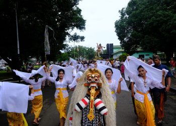Suasana Pawai Ogoh-ogoh beserta dengan Rangda, Minggu (10/03).