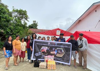 Foto bersama mahasiswa dengan memegang spanduk donasi. Sumber: Dokumentasi Pribadi.