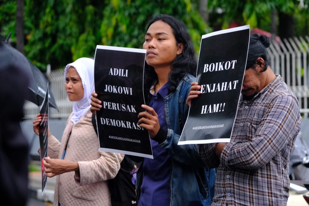 Nampak poster yang bertuliskan salah satu tuntutan para relawan.