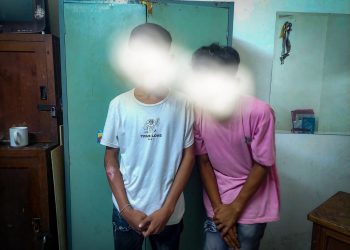 Dua orang terduga pelaku pencurian yang berhasil diamankan oleh Satpam Unhas, Minggu (17/03). Sumber: IDENTITAS/Agif.