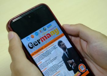 Nampak seseorang melihat profil FrienJob. Foto: IDENTITAS/Agif.