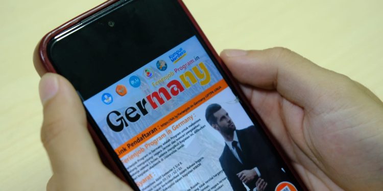 Nampak seseorang melihat profil FrienJob. Foto: IDENTITAS/Agif.