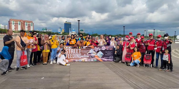 Kegiatan Street Feeding yang merupakan kolaborasi antar komunitas pecinta hewan makassar. Foto: Dokumentasi Pribadi