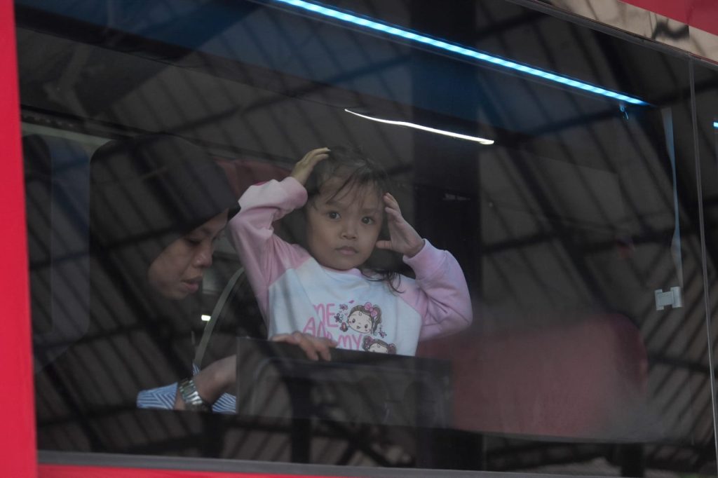 Seorang anak dan ibunya menjadi salah satu pemudik.