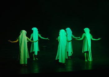 Pemasangan kain putih di wajah menjadi suatu unsur gerakan tari yang dipentaskan, Kamis (16/05).