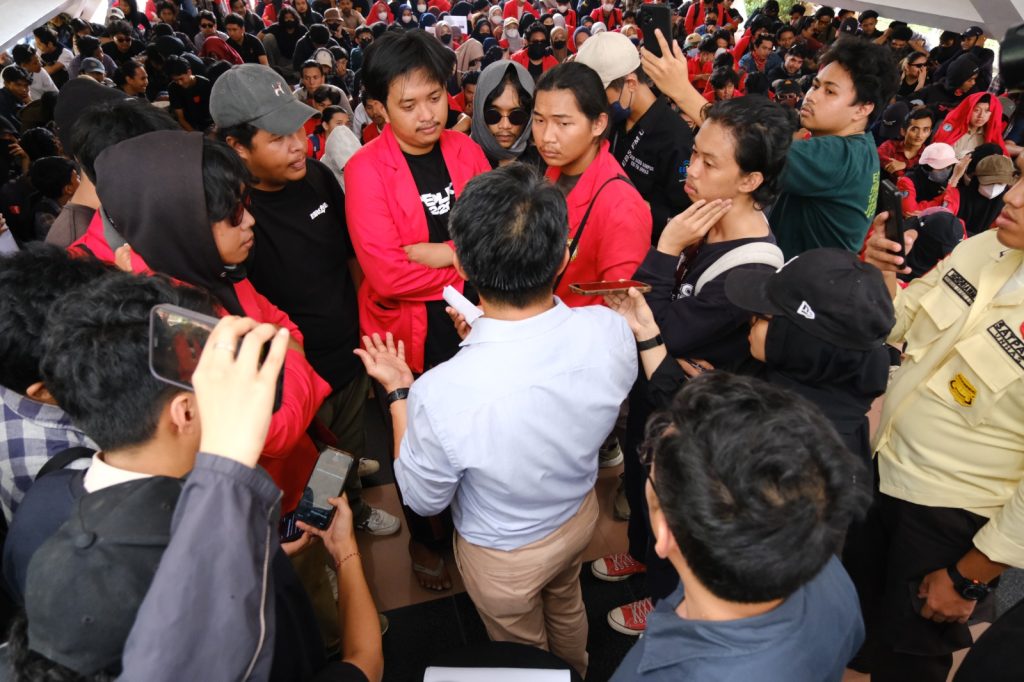 Direktur Kemahasiswaan Unhas, Abdullah Sanusi melakukan diskusi dengan sejumlah kordinator lapangan setiap fakultas.