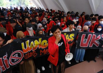 Demonstran mulai mendesak Rektor Unhas agar segera menemui massa di Pelataran Rektorat.