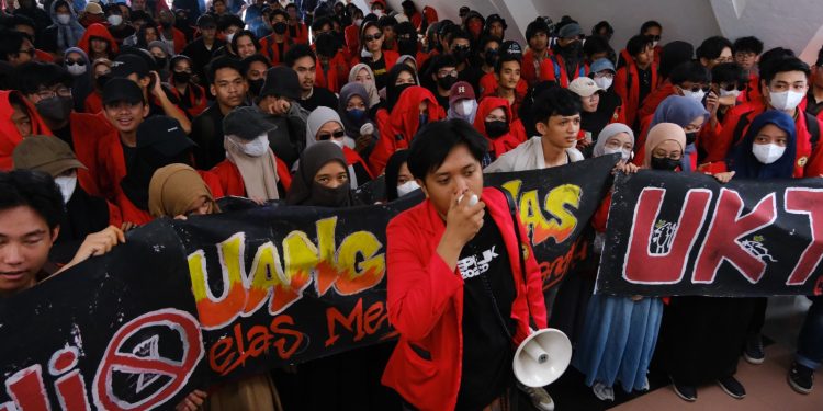 Demonstran mulai mendesak Rektor Unhas agar segera menemui massa di Pelataran Rektorat.