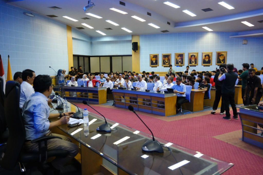 Pihak Unhas mengundang demosntran untuk berdialog bersama civitas akademika di Ruang Rapat Senat.