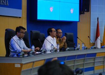 Rektor Unhas, Prof JJ memberikan jawaban terkait tuntutan yang diuatarakan oleh mahasiswa di Ruang Senat Lantai 2 Unhas, Rabu (29/05). Foto: IDENTITAS/UII.