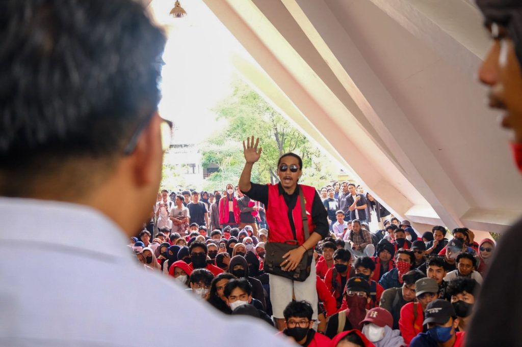 Tampak seorang mahasiswa melakukan protes ke pihak Rektorat.