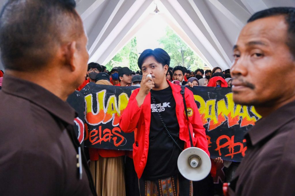 Satpam Unhas mulai berjaga di depan Gedung Rektorat Unhas saat demo berlangsung.