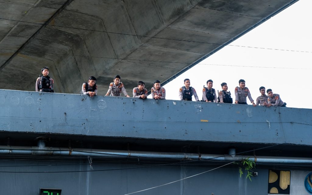 Polisi sedang mengamati jalannya demonstrasi di atas jalan layang AP Pettarani.