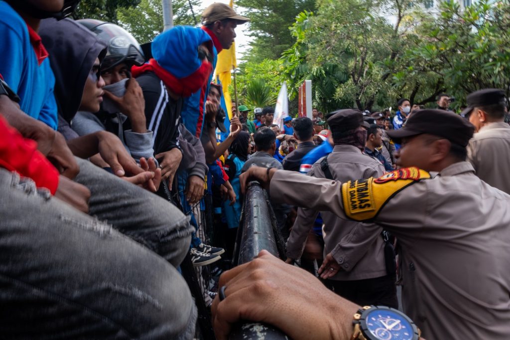 Pagar batas yang memisahkan polisi dan massa aksi.