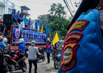 Buruh yang menyampaikan tuntutan dan keresahan mereka dari atas mobil, Rabu (01/05).