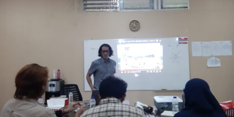 Anwar Jimpe Rachman saat membawakan kelas menulis kreatif di Kantor Pusdis Unhas, Kamis (16/05). Foto:IDENTITAS/Nira.