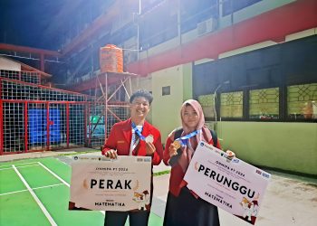 Mahasiswa FMIPA Unhas yang berhasil meraih medali perak, Parmenas (kiri) dan peraih medali perunggu, Usmaria (kanan) olimpiade matematika ONMIPA-PT 2024 di Unhas, Kamis (16/05). Foto: IDENTITAS/Muh Faiz Dhiyaul Haq.