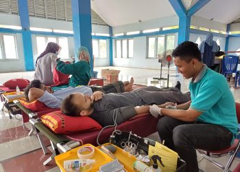 KSR PMI Unhas Gelar Donor Darah Sukarela (DDS) bagi Mahasiswa Unhas di Aula Asrama Mahasiswa, Minggu (26/05). Foto: IDENTITAS/Ismail Basri.