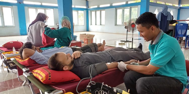 KSR PMI Unhas Gelar Donor Darah Sukarela (DDS) bagi Mahasiswa Unhas di Aula Asrama Mahasiswa, Minggu (26/05). Foto: IDENTITAS/Ismail Basri.