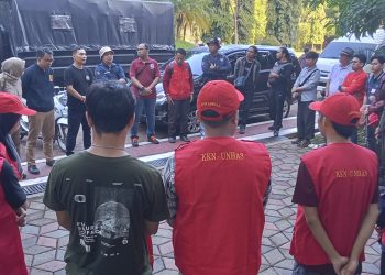 Pelepasan relawan Unhas peduli bencana gelombang ketiga di depan gedung Rektorat Unhas, Jum'at (10/05). Foto: IDENTITAS/Otto Aditia.