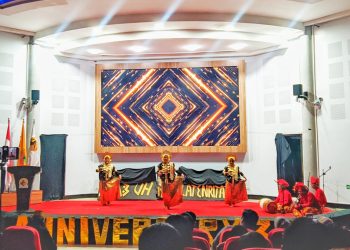 Pertunjukan Tari Paddupa Dalam Acara Anniversary PMB-UH Latenritatta di Auditorium A. Amiruddin, Sabtu (18/05). Foto: IDENTITAS/Andika Wijaya.