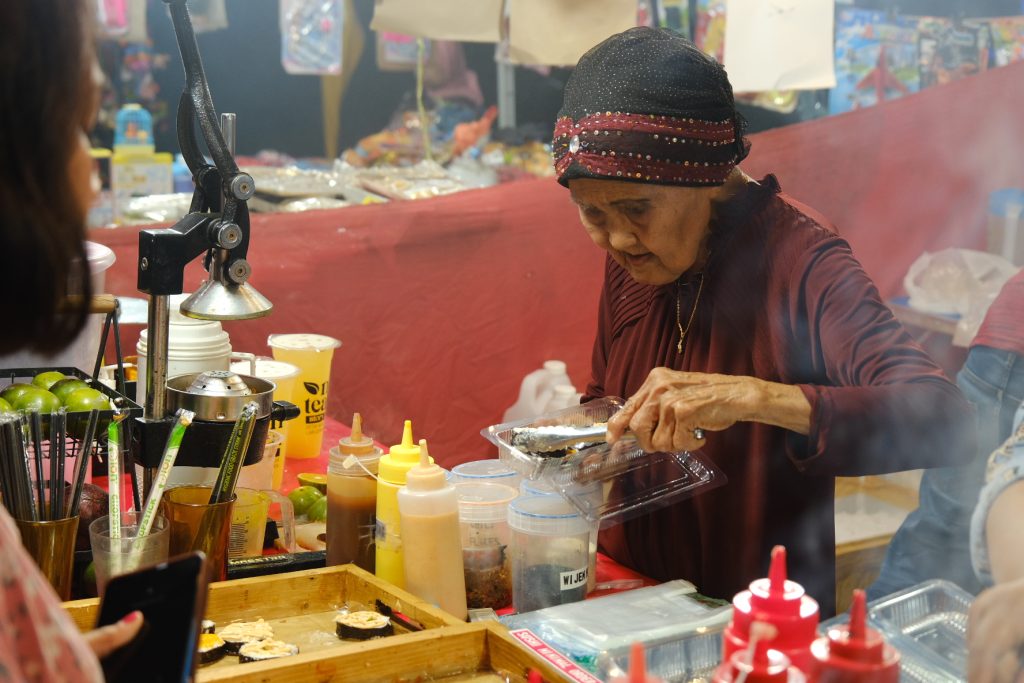 Seorang nenek berjualan kimbab.