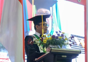 Sambutan Wakil Rektor Bidang Akademik dan Kemahasiswaan Unhas, Prof drg Muhammad Ruslin MKes PhD SpBM(K) pada wisuda periode mei tahun akademik 2023/2024, Selasa (28/05). Foto: IDENTITAS/Nurfikri.