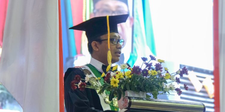 Sambutan Wakil Rektor Bidang Akademik dan Kemahasiswaan Unhas, Prof drg Muhammad Ruslin MKes PhD SpBM(K) pada wisuda periode mei tahun akademik 2023/2024, Selasa (28/05). Foto: IDENTITAS/Nurfikri.