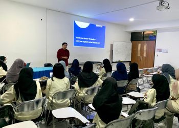 Daffa sedang menjelaskan personal branding di Ruang KP 103 FKEP-UH, Rabu (15/05). Foto: IDENTITAS/Wahyu Alim Syah.