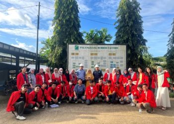 Foto bersama dengan pihak perusahaan karet, Sabtu (18/05). Foto: Dokumentasi Pribadi.