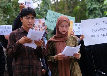 Pembacaan pernyataan sikap yang dilakukan oleh peserta Aksi Solidaritas Membela Palestina di Taman Unhas, Kamis (13/06). Foto: IDENTITAS/Agif.
