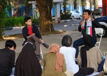 Dosen Sastra Asia Barat Unhas, Supa' Athana memaparkan terkait buku "On Palestine" di Taman Pintu 1 Unhas, Kamis (13/06). Foto: IDENTITAS/Agif.