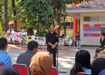 Kepala Pusdis Unhas, Dr Ishak Salim memberikan sambutan pada perayaan setahun Pusat Disabilitas dan Peresmian Taman Inklusif Jalinan Jiwa & Lounge Mosaic Of Identities. Kegiatan ini berlangsung di Taman Inklusif Jalinan Jiwa, Kamis (27/06). Foto: IDENTITAS/Ismail Basri.