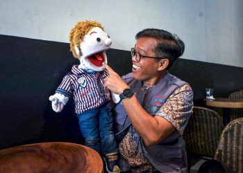Foto Kak Heru bersama bonekanya. Foto: IDENTITAS/Nur Muthmainah.