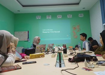 PK identitas Unhas Bekali Para Magang Teknik Menulis Rubrik Resensi