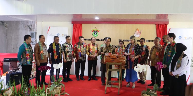 Peresmian Kantor Partnership for Australia-Indonesia Research (PAIR) di Ex Dekanat Fakultas Teknik Unhas Tamalanrea, Rabu (05/06). Foto: IDENTITAS/Zidan Patrio.