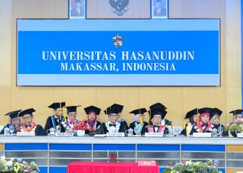 Senat Akademik Kukuhkan Empat Guru Besar Fakultas Farmasi