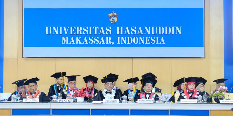 Senat Akademik Kukuhkan Empat Guru Besar Fakultas Farmasi