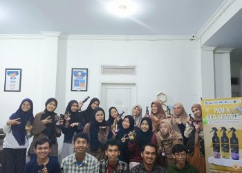 Foto bersama tim Sparkle Squad PKM-K sambil memperlihatkan produknya. Foto: Dokumentasi Pribadi.
