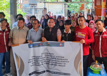 Anggota UKM Mahatani berfoto bersama dengan Kelompok Wanita Tani di Kelurahan Tamalanrea Indah, Minggu (23/06). Foto: Dokumentasi Pribadi.