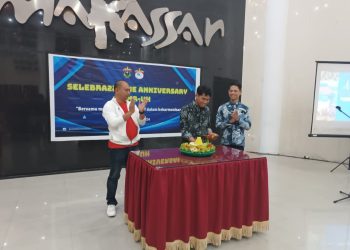 UKM Renang Unhas Lakukan Pemotongan Tumpeng Perayaan HUT Ke-22