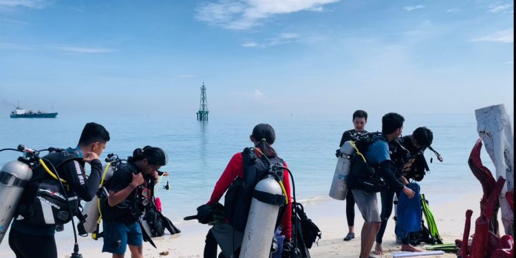 Peserta Ocean Clean Day saat persiapan menyelam ke laut, Sabtu (08/06). Foto: IDENTITAS/Alfa