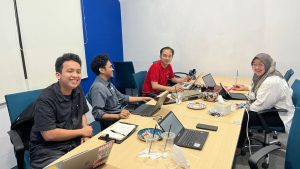 Anggota MYRC saat mendiskusikan proyek penelitian dari kegiatan My Project (kerja sama penelitian). Foto: Dokumentasi Pribadi