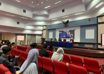 Dedy Rizallul Aulat dalam pemaparan materinya tentang volunteer di Aula LPPM Unhas, Minggu (09/06). Foto: Dokumentasi pribadi